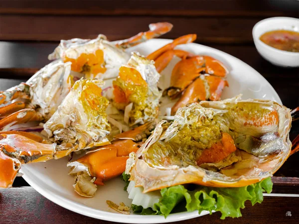 Seafood Platter Θαλασσινό Καβούρι Στον Ατμό Σερβίρεται Λευκό Πιάτο — Φωτογραφία Αρχείου
