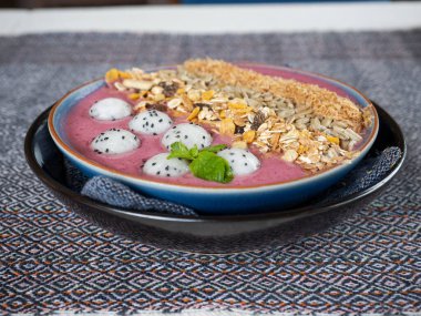 - Günaydın. Lezzetli bir meyve yoğurduyla yeni bir güne başlayalım. Chiang-Mai, Tayland 'dan kahvaltı seti