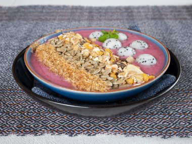 - Günaydın. Lezzetli bir meyve yoğurduyla yeni bir güne başlayalım. Chiang-Mai, Tayland 'dan kahvaltı seti