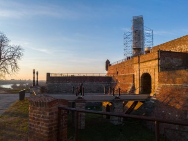 Belgrad 'ın Kalemegdan Kalesi ve Victor (pobednik) kentinin Kral Kapısı (Kralj Kapija) yeniden inşa altında. Sırbistan, gün batımında.