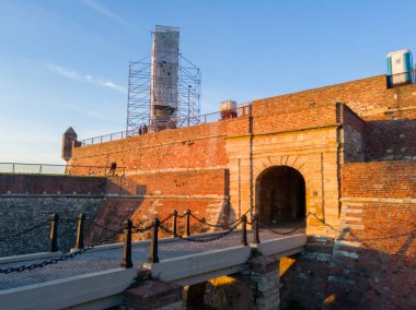 Belgrad 'ın Kalemegdan Kalesi ve Victor (pobednik) kentinin Kral Kapısı (Kralj Kapija) yeniden inşa altında. Sırbistan, gün batımında.