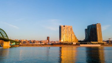 Eski Sava köprüsünün altındaki Belgrad rıhtım manzarası ve gökdelenleri. Alacakaranlıkta Belgrad şehri.