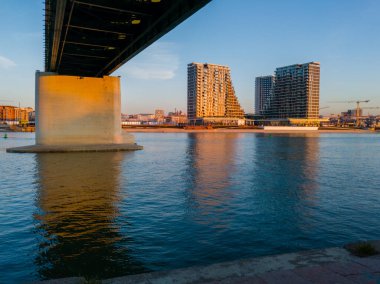 Eski Sava köprüsünün altındaki Belgrad rıhtım manzarası ve gökdelenleri. Alacakaranlıkta Belgrad şehri.