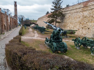 Belgrad 'ın Belgrad kentindeki Kalemegdan Parkı' ndaki Belgrad Kalesi 'ndeki açık hava askeri müzesinde tank ve topların görüntüsü.