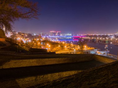 Sava nehri üzerindeki Belgrad kalesi Kalemegdan 'dan ve gece aydınlığıyla aydınlatılan Belgrad kentinden manzara.