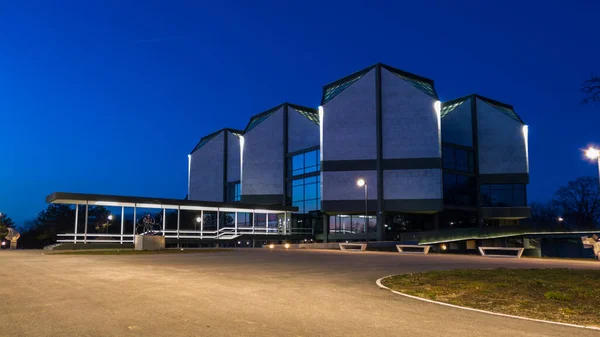 Sırbistan 'ın Belgrad kentindeki Çağdaş Sanat Müzesi. Geceleri modern mimari.