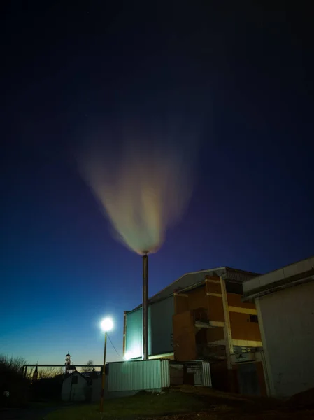 Förbränning Fossila Bränslen Släpper Svaveldioxid Atmosfären Där Den Blandas Med — Stockfoto