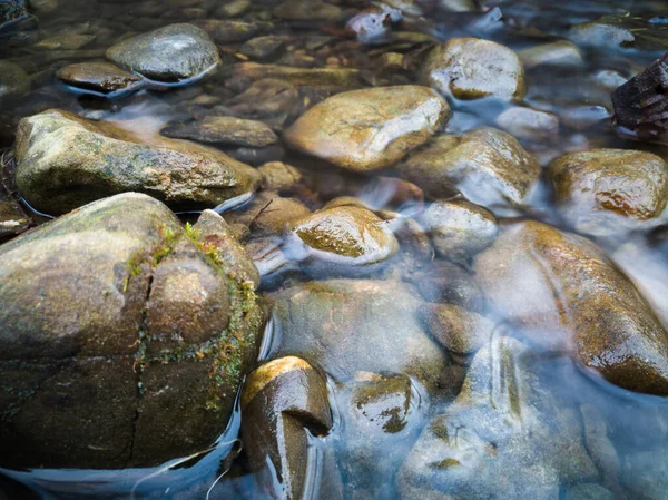 Des Pierres Sortent Eau Dans Petit Ruisseau Vallonné Eau Murmure — Photo