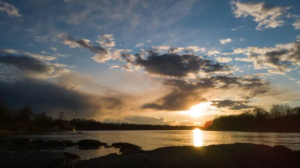 Schöne Landschaft Bei Sonnenuntergang Fluss Mit Felsigem Ufer — Stockfoto