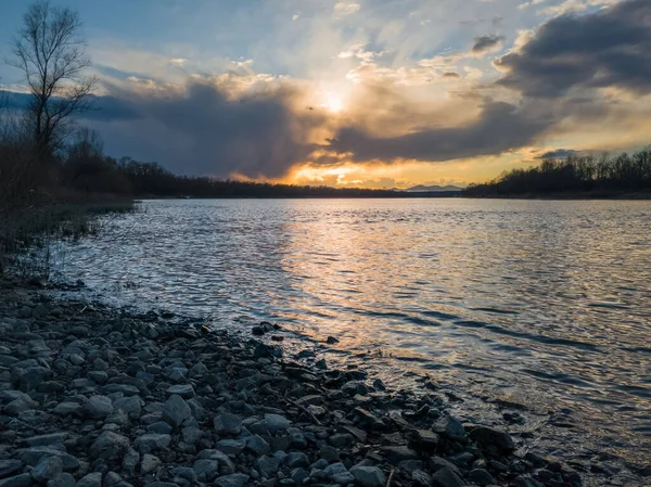 Belle Soirée Bord Rivière Côte Galets Eaux Agitées Montagnes Loin — Photo