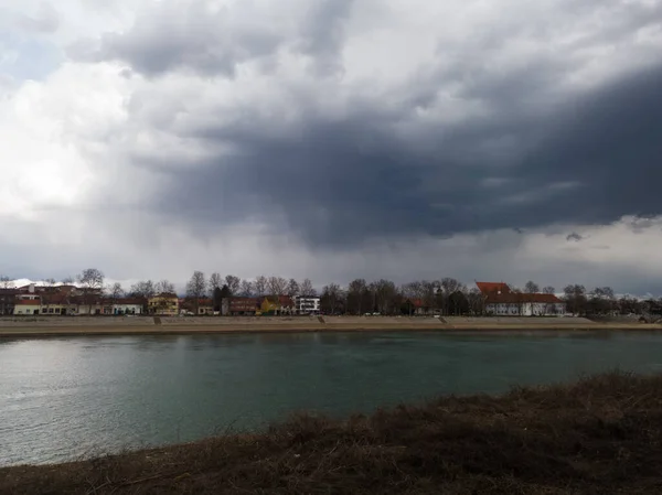 暗い不吉な雲でシャワーを浴びてSlavonski Brod Croatia — ストック写真