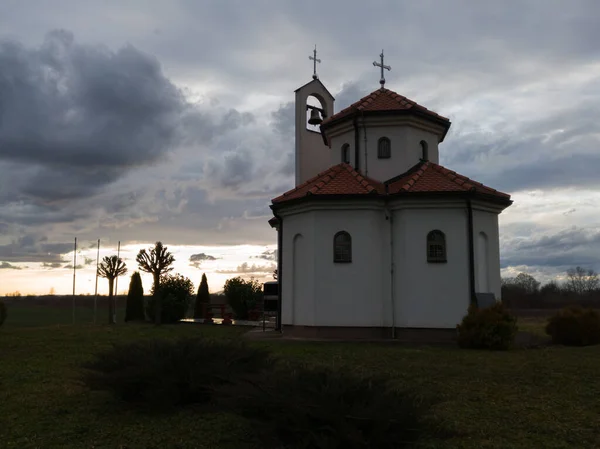 Igreja Campo Contra Céu Nublado Durante Anoitecer Igreja Dos Santos — Fotografia de Stock