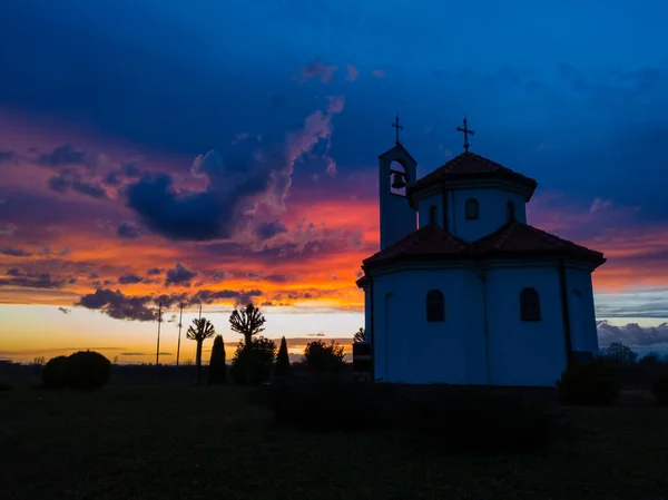 Una Silueta Edificio Religioso Campo Contra Nubes Colores Atardecer Iglesia — Foto de Stock
