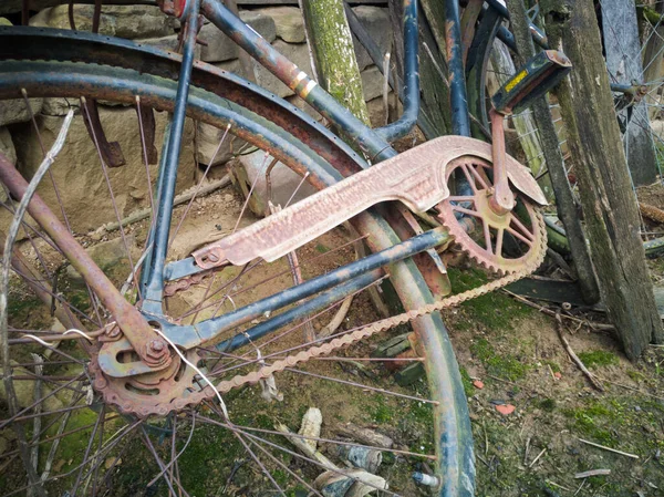 Una Vieja Bicicleta Oxidada Apoyada Una Pared Piedra — Foto de Stock