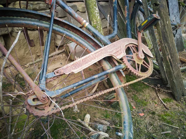 Een Oude Roestige Fiets Leunend Tegen Een Stenen Muur — Stockfoto