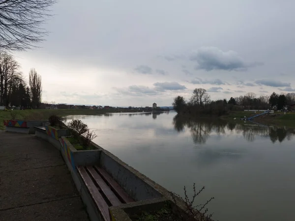 Bulutlu bir günde Gradiska rıhtımından Sava nehrinin manzarası.