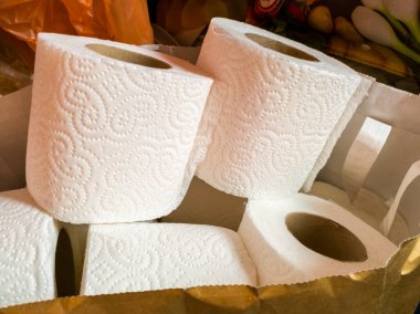 Tuvalet kağıdı dolu büyük bir kese kağıdı. Tuvalet malzemeleri. Küresel koronavirüs salgınından kaynaklanan kıtlık.