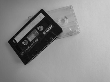 Kaset teybi, beyaz arkaplanda izole edilmiş nesne, ses kaydı için analog manyetik bant, modası geçmiş teknoloji