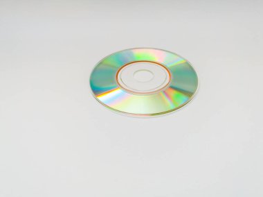 Mini CD veya küçük disk alt tarafı, beyaz arkaplanda izole edilmiş nesne