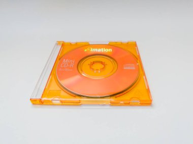 Kapalı bir durumda mini CD, beyaz arkaplanda izole edilmiş nesne