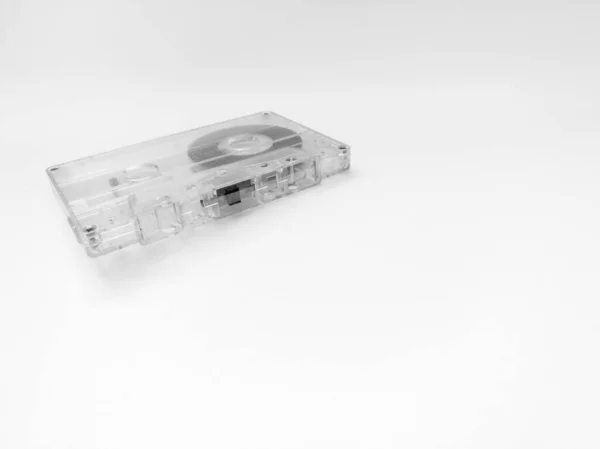 カセットテープ 白い背景に隔離されたオブジェクト オーディオ録音のためのアナログ磁気テープ 古い技術 — ストック写真
