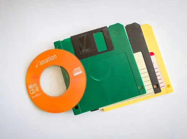 Mini Gestapeld Floppy Disks Objecten Geïsoleerd Een Witte Achtergrond Evolutie — Stockfoto