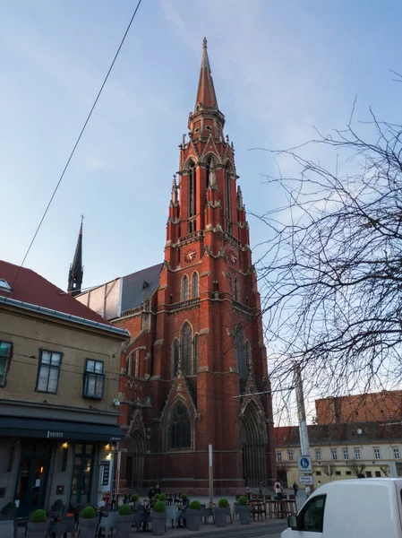 Güneşli Bir Akşamda Osijek Teki Aziz Peter Paul Katedrali Sokaktan — Stok fotoğraf