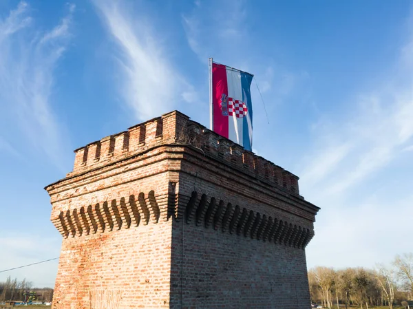 Bastião Fortaleza Osijek Com Uma Bandeira Croata Proeminente Agitando Vento — Fotografia de Stock