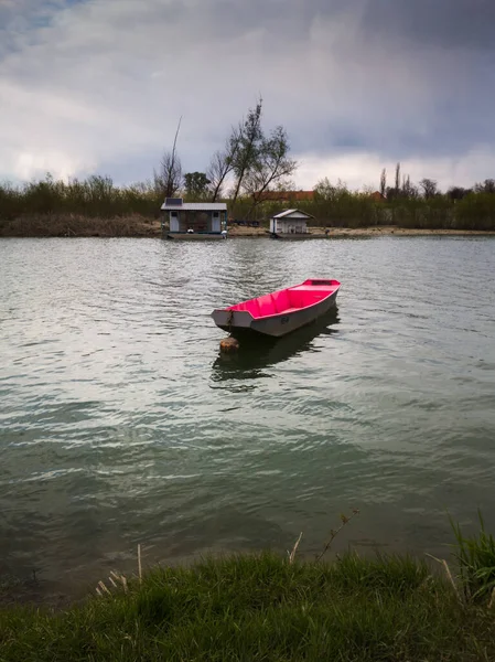 Fischerhütten Mit Angelausrüstung Und Booten Auf Der Einem Bewölkten Tag — Stockfoto