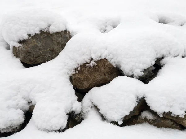 Neige Est Tombée Sur Mur Pierre Lors Une Tempête Neige — Photo