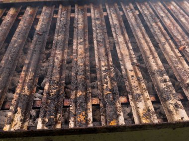 Gün boyunca bahçede ızgara yaptıktan sonra yağlı ve baharatlarla kaplı ızgara ızgaraları. Yemekten sonra barbekü.