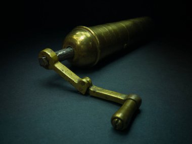 Koyu bir arka planda izole edilmiş en iyi aroma için geleneksel Türk pirinç öğütücü. Retro antika taşınabilir kahve değirmeni, mutfak ekipmanları..