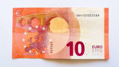 Avrupa Birliği 'nin beyaz arka planı, para birimi veya moneti üzerinden izole edilmiş kağıt banknot veya para, on avronun tersten veya arkasından.