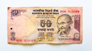 Kağıt banknot beyaz arka planda izole edilmiş, 50 Hint rupisinin zıttı.