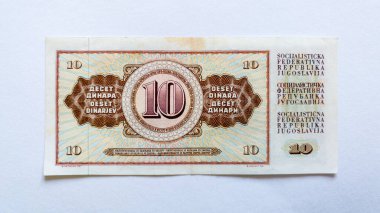 Beyaz arka planda izole edilmiş kağıt banknot, Yugoslavya Sosyalist Federal Cumhuriyeti 'nin on dinarının tersi..