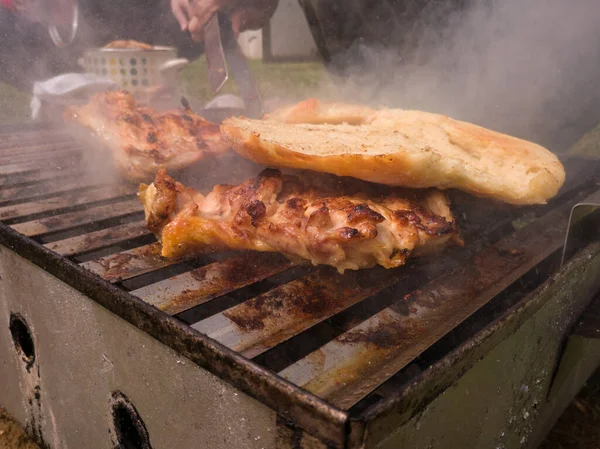 无肉鸡腿被烤上面包以吸收油炸肉的脂肪和香味 烤肉上的鸡肉被空气团团围住 到处都是浓烟和油滴飞溅 — 图库照片
