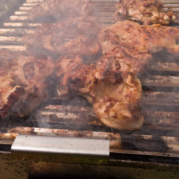 在白天被烤着的无骨鸡腿被烟团团团围住的近景 烤肉上的鸡肉 食物准备的概念 — 图库照片