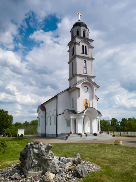 Cerkiew Prawosławna Wiejski Kościół Poświęcony Wszystkim Świętym Miejscowości Bosanski Luzani — Zdjęcie stockowe