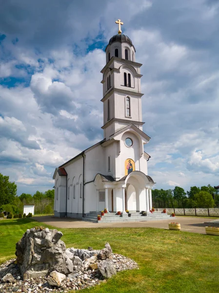 Templo Ortodoxo Uma Igreja Aldeia Dedicada Todos Santos Aldeia Bosanski — Fotografia de Stock