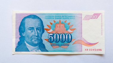 Kağıt banknot ya da para beyaz arka planda izole edilmiş. Ulusal para birimi, Monet ekonomisi, beş bin Yugoslav dinarı zıt veya karşı karşıya.