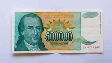 Kağıt banknot ya da para beyaz arka planda izole edilmiş. Ulusal para birimi, Monet ekonomisi, 500 bin Yugoslav dinarı zıt veya yüz yüze.