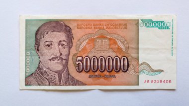 Kağıt banknot ya da para beyaz arka planda izole edilmiş. Ulusal para birimi, Monet ekonomisi, 5 milyon Yugoslav dinarı zıt veya yüzü.