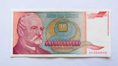 Kağıt banknot ya da para beyaz arka planda izole edilmiş. Ulusal para birimi, Monet ekonomisi, 500 milyar Yugoslav dinarı zıt veya yüz yüze