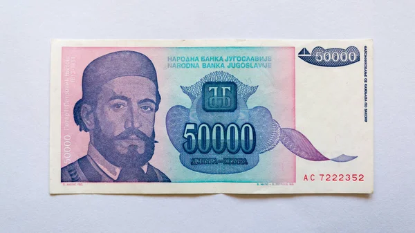 Kağıt banknot ya da para beyaz arka planda izole edilmiş. Ulusal para birimi, monet ekonomi, ters veya yüz elli bin Yugoslav dinarı.