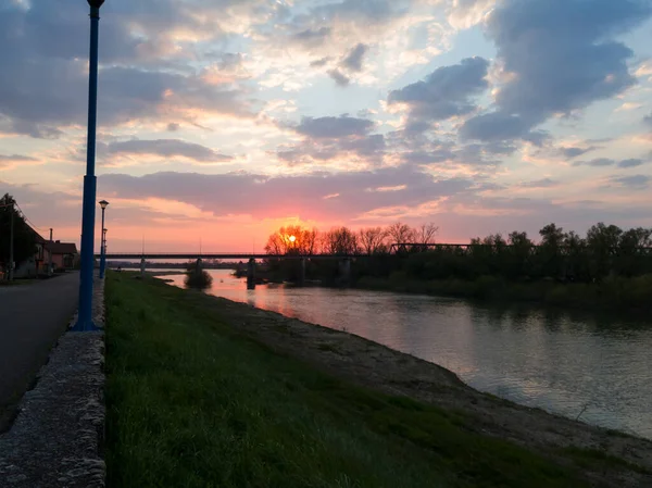Güzel Bir Günbatımında Bosanski Brod Daki Gezinti Alanından Sava Nehrinin — Stok fotoğraf