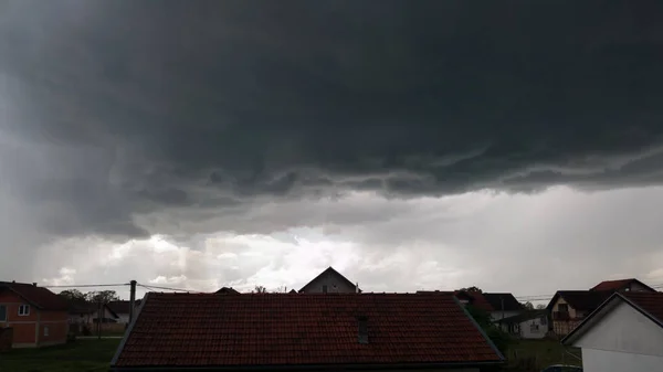 Dunkle Bedrohliche Gewitterwolken Gefolgt Von Starkem Regen Über Den Dächern — Stockfoto