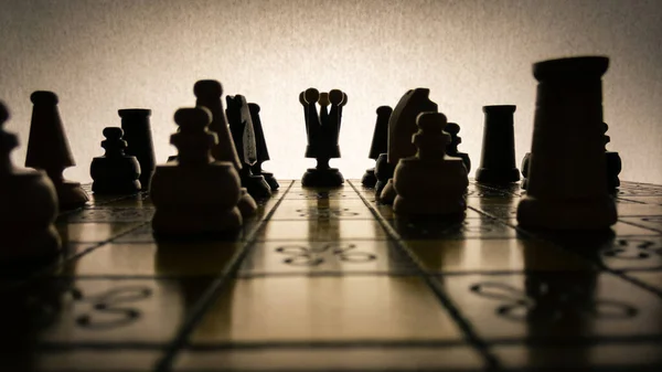Šachovnice Siluety Postav Tmě Pozadí Grunge Královna Uprostřed Další Postavy — Stock fotografie
