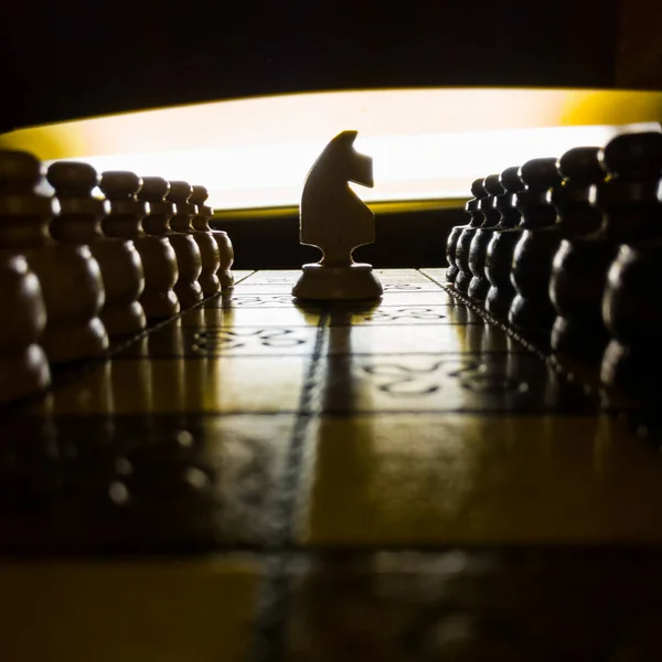 Šachovnice Siluety Postav Tmě Proti Silnému Světelnému Zdroji Rytíř Uprostřed — Stock fotografie