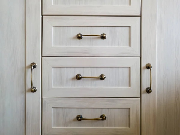 Mobilya soyut görünümü, düz çizgilerin modern tasarımı, ahşap kapılar ve pirinç saplı çekmeceler.