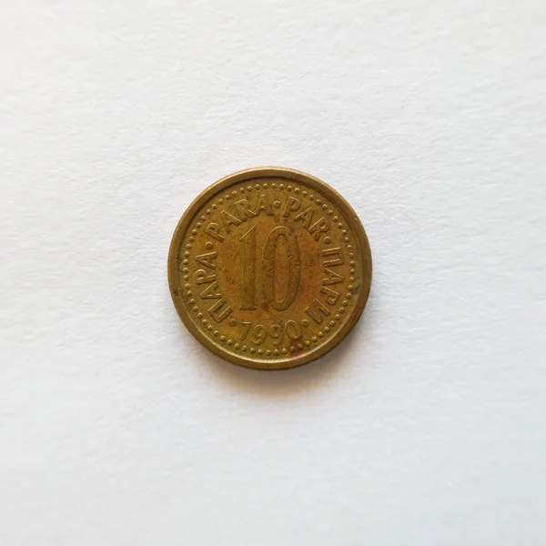 10パラ硬貨の表面は1990年に発行されたユーゴスラビア社会主義連邦共和国の通貨である100パラに分割された — ストック写真